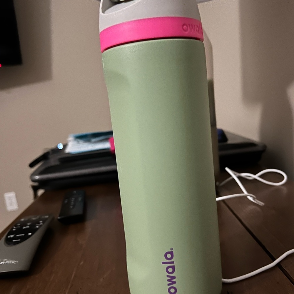 Owala 24 ounce water bottle